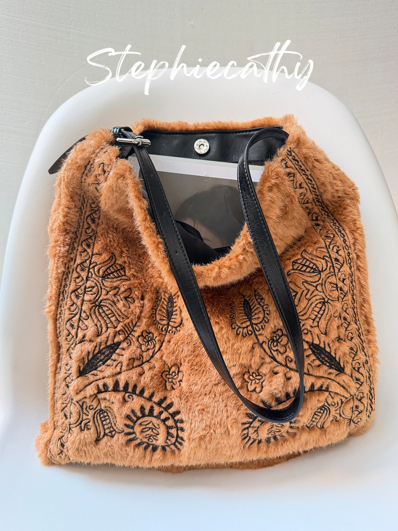 حقيبة كتف نسائية SC فاخرة من الفرو الصناعي حقيبة يد هوبو بنمط الأزهار ذات سعة كبيرة ومحفظة مربعة خفيفة الوزن كاجوال للعطلات اليومية