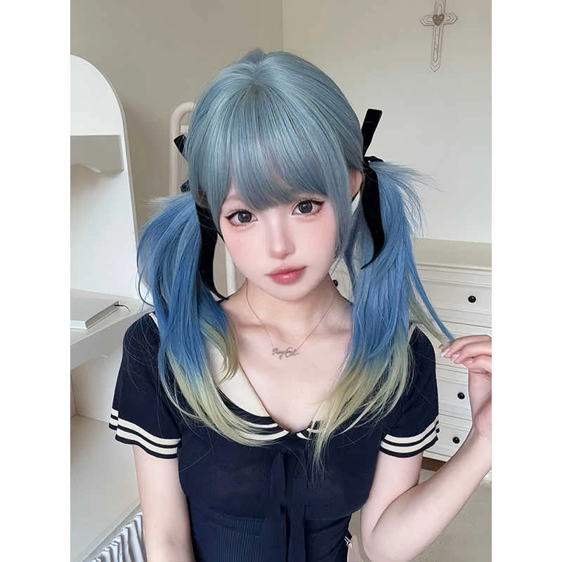 合成ミディアムレングスストレートハイレイヤードウィッグ、前髪付きブルーハイライトブロンドヘアウィッグ、女性用デイリーコスプレウィッグ