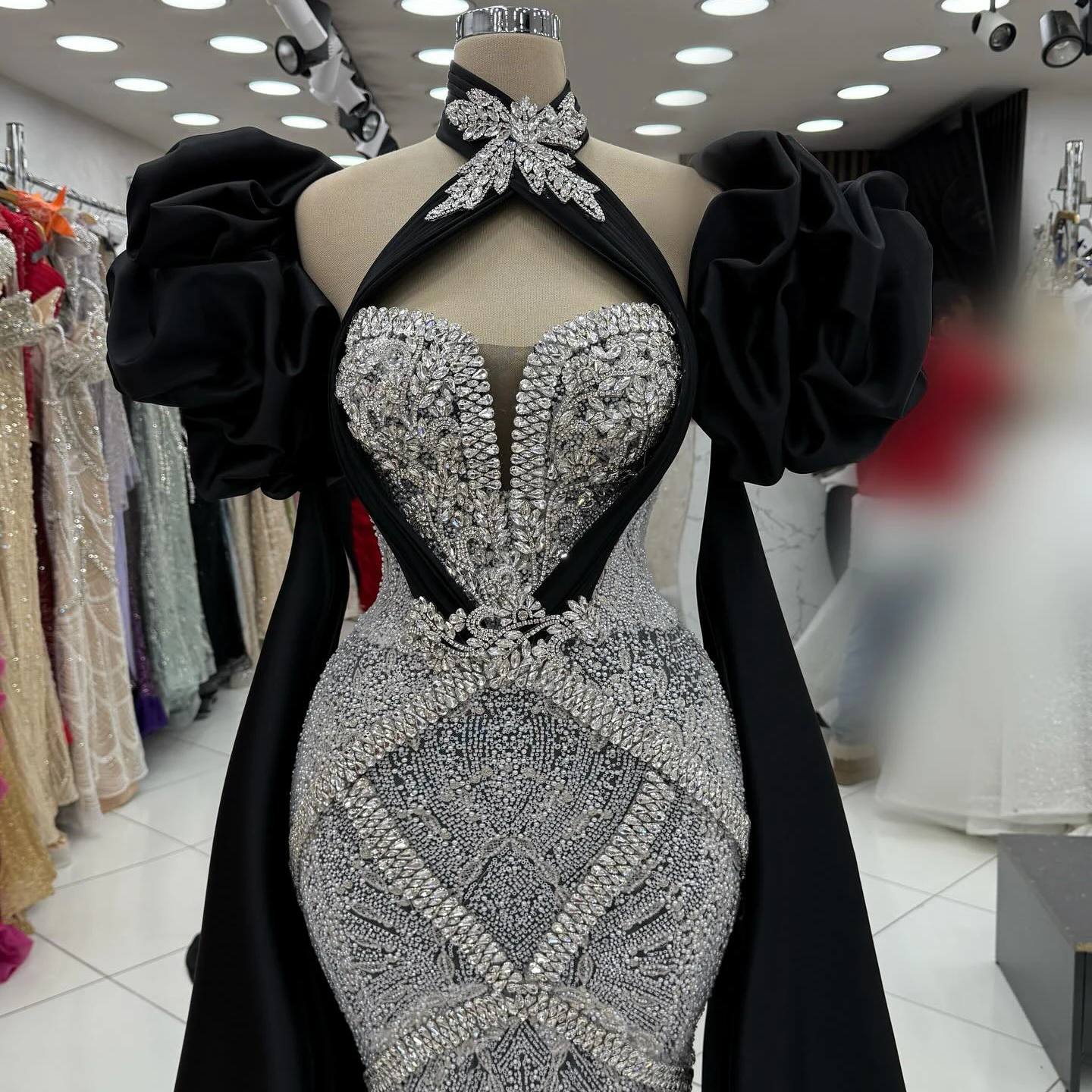 

Customized Elegant Mermaid Halter Neck Evening Dress Black Cape Sleeve Exquisite Beading Sequined Evening Dresses