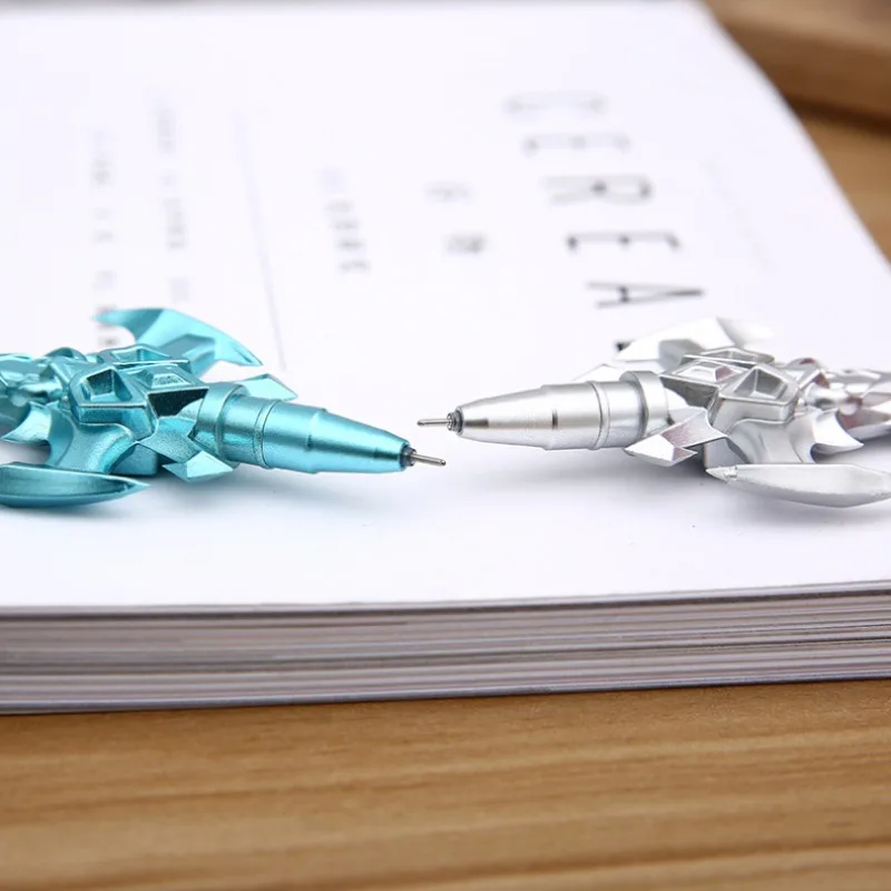 Nuovo modello di spada fredda da 16 cm Cancelleria nera Penna creativa Studente Scatola cieca Decorazione del desktop Ornamenti Regali del festival Giocattoli per bambini