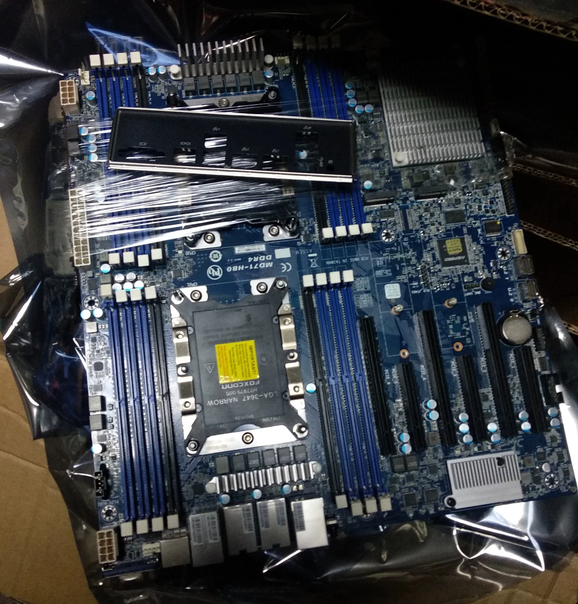 

MD71-HB0 Dual 2nd/1st Gen. Xeon Scalable Processors, 10Gb/s LAN ports via X557-AT2 , SlimSAS MOTHERBOARD