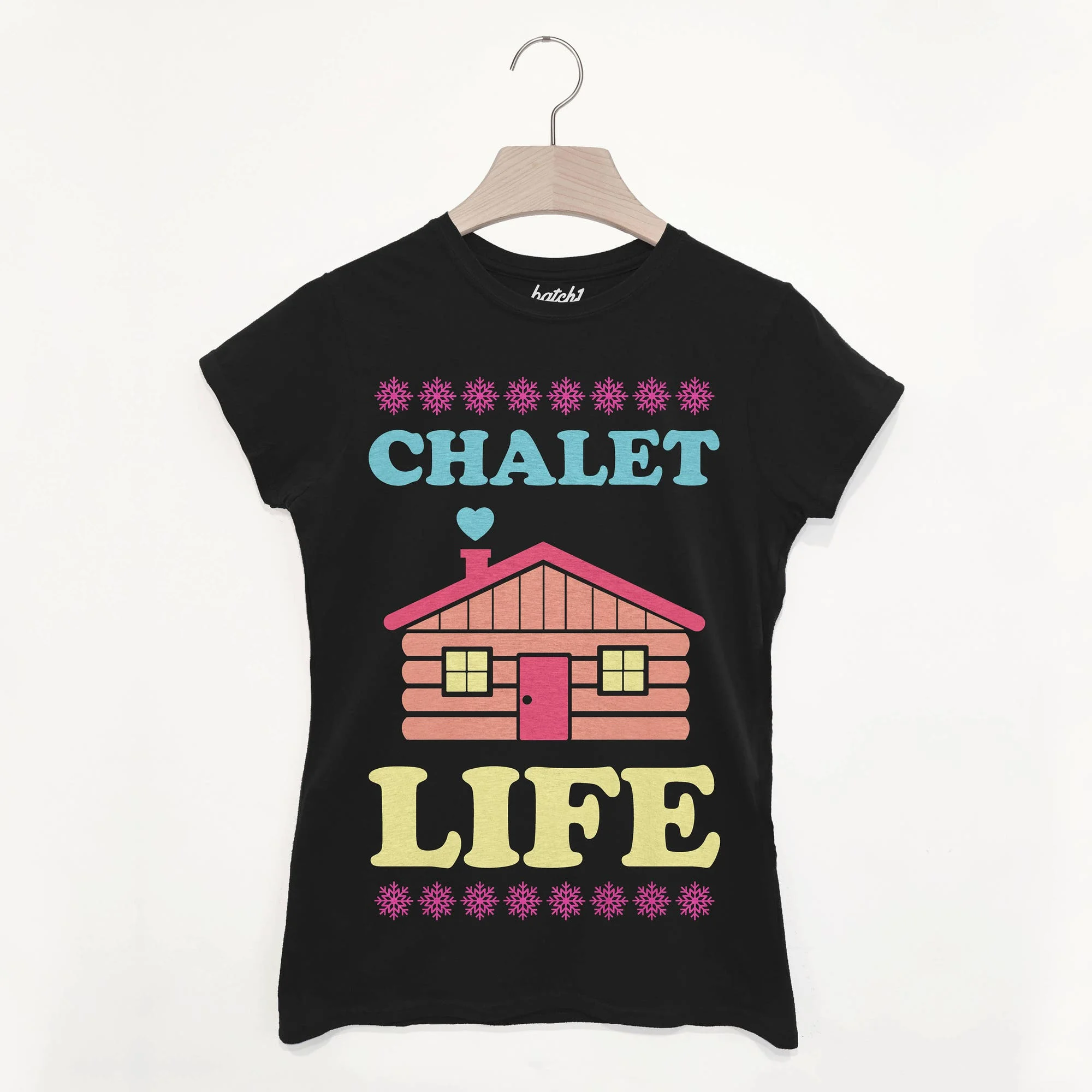 Chalet Life – Women’s Winter Retro Après Ski Snowboard Slogan T-Shirt