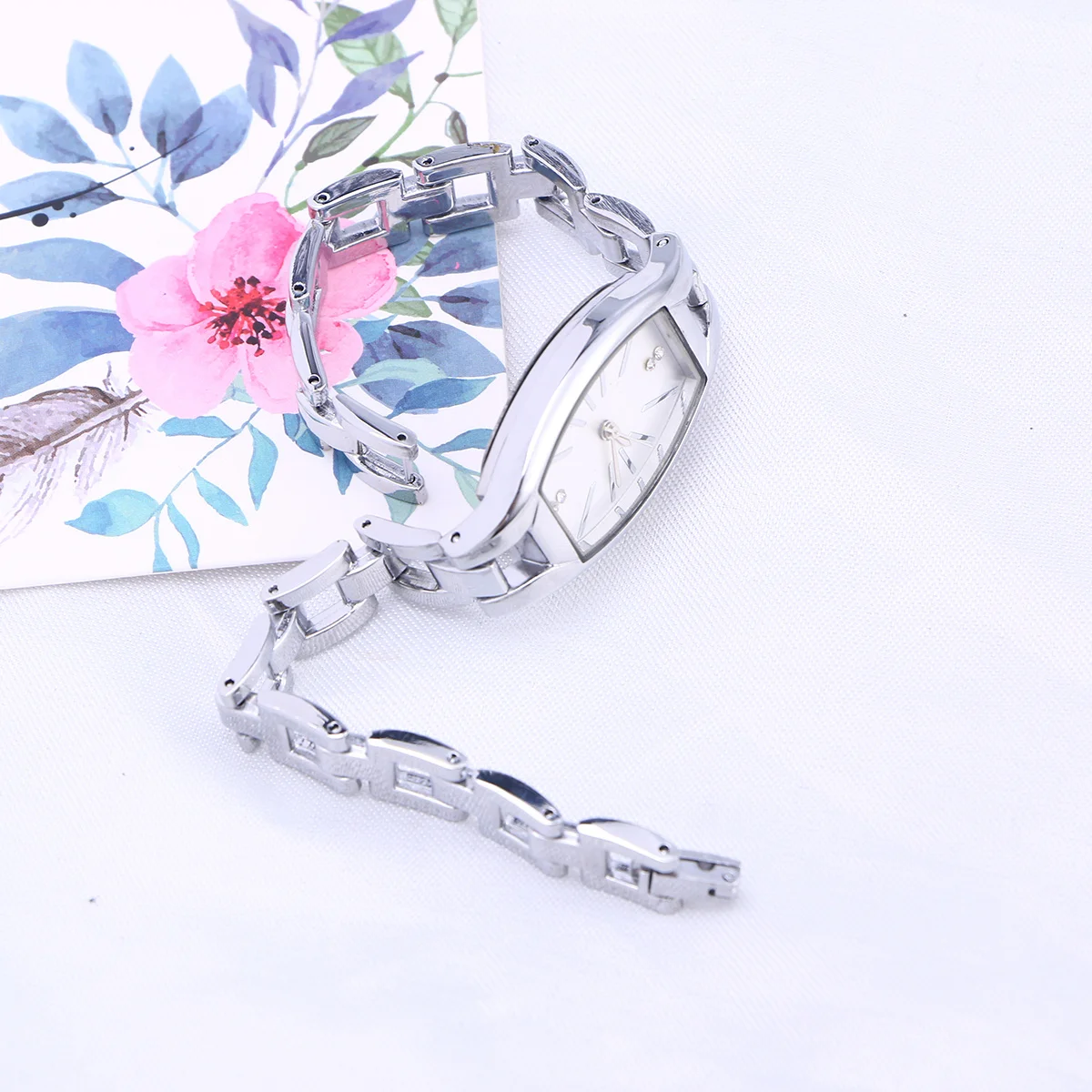 ساعة كوارتز نوبل وجه أبيض فضي ساعة يد نسائية أنيقة هدية بسيطة عصرية لأعياد الميلاد ساعة كوارتز للعام الجديد