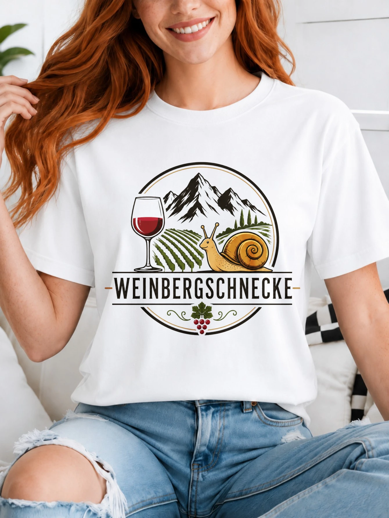 Camiseta Unisex Rústica con Diseño de Caracol en Viñedo, Copas de Vino, Uvas y Montaña