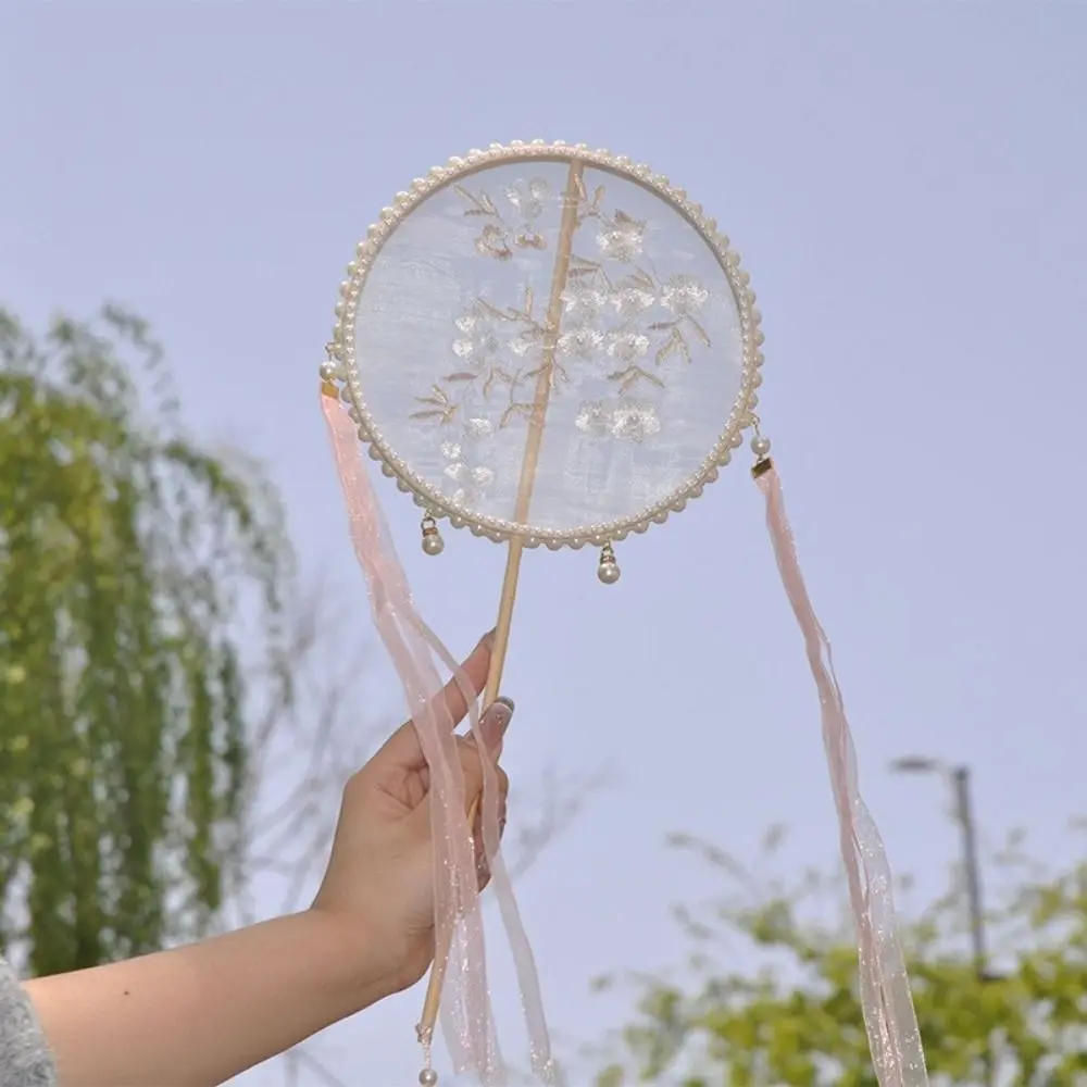 Vintage Handfächer im chinesischen Stil mit langem Griff und Quasten, runder Fächer mit dekorativem Blumenmuster, Seidenfächer für Tanz – Detail 11