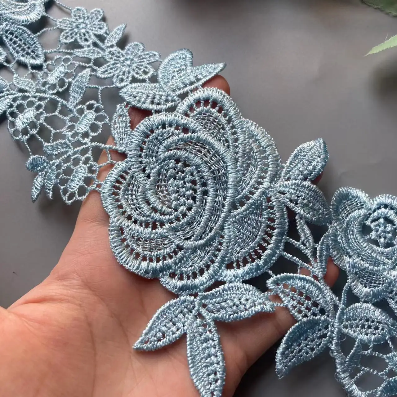 1 jardów złotej różowej siatki haftowanej koronki z organzy 3D kwiaty haftowana wstążka wykończeniowa krawędź do szycia DIY wystrój odzieży