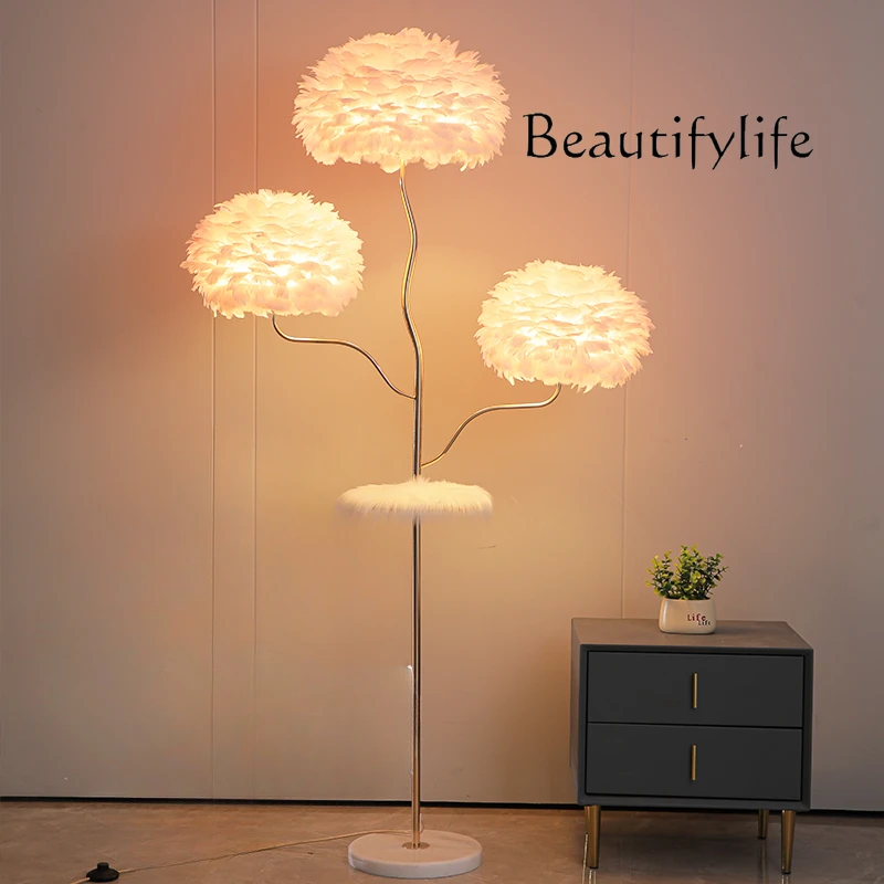 Natural feather floor lamp, live stream next to the sofa in the living room, girl warm decorative atmosphere, vertical lamp