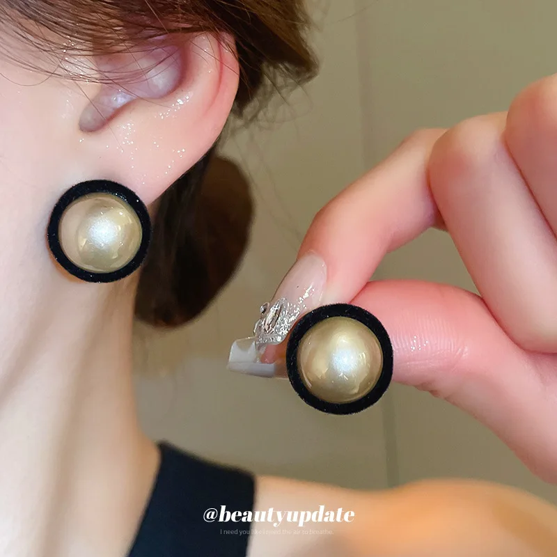 

Silver Needle Flocking Round Artificial Pearl Earrings Simple Autumn and Winter Earrings Fashionable Earrings Luxury High-end