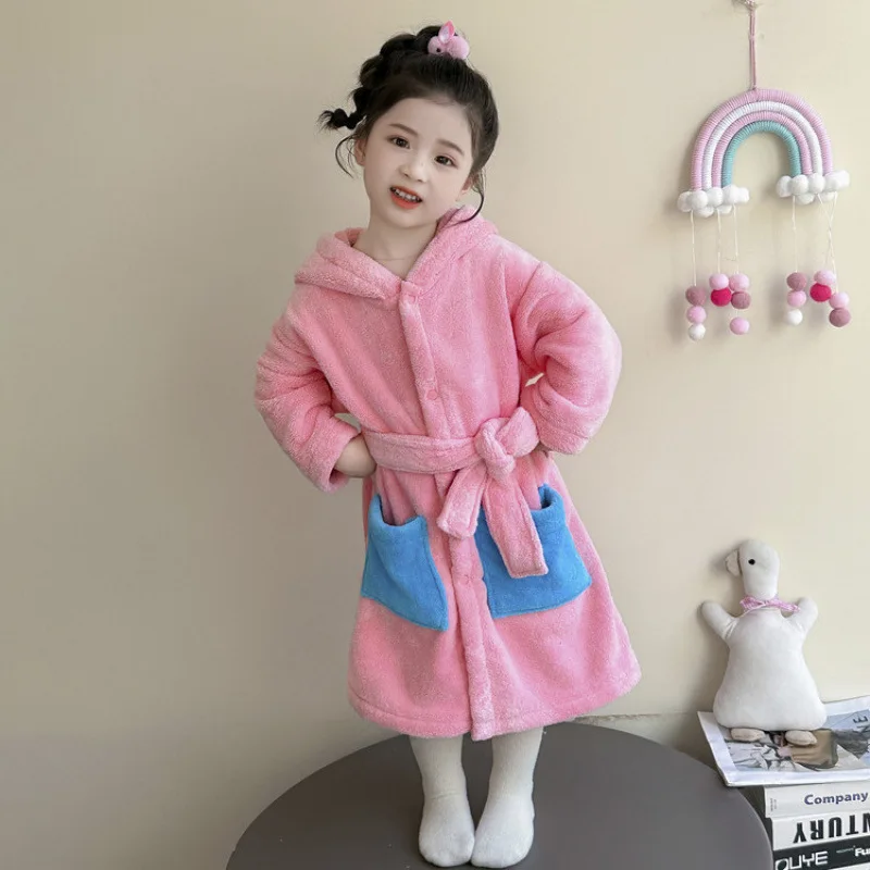 

Новая модная детская одежда: Уютный домашний халат для девочек на осень-зиму 2026, однотонный, с капюшоном, ночная рубашка, милый