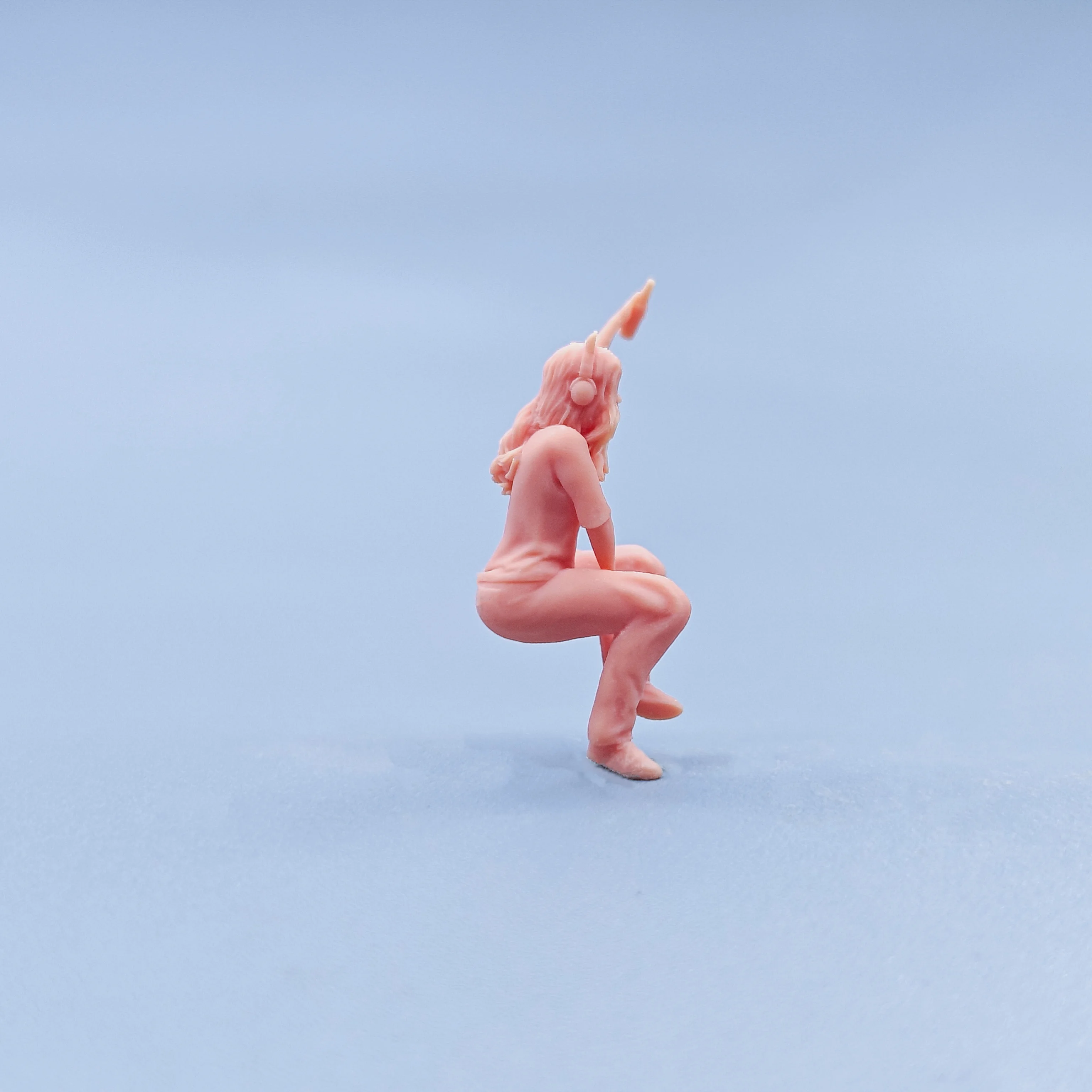 1/64 1/43 تماثيل مقياس نموذج الراتنج فتاة عقد النبيذ وارتداء سماعات المنمنمات غير الملونة Diorama رسمت باليد D728