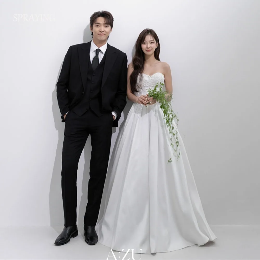 رش فستان زفاف أنيق من الساتان العاجي كوريا صورة تبادل لاطلاق النار على شكل قلب بدون أكمام خط طويل زي العرائس مشد مخصص