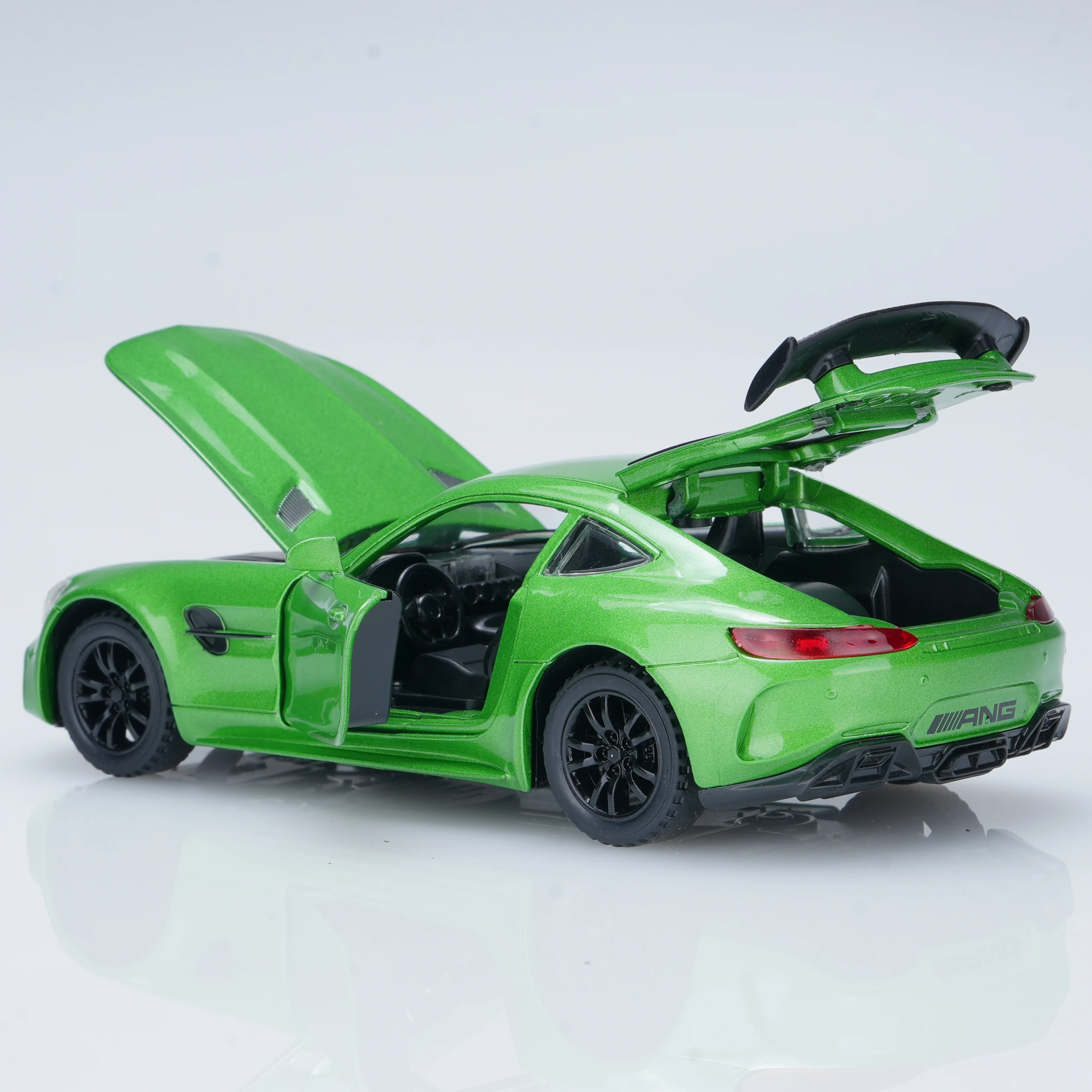 Grünes, vorgefertigtes Druckguss-Legierungsauto im Maßstab 1:32, geeignet für Druckgussautomodell-Enthusiasten, Desktop-Dekoration oder als Geschenk.