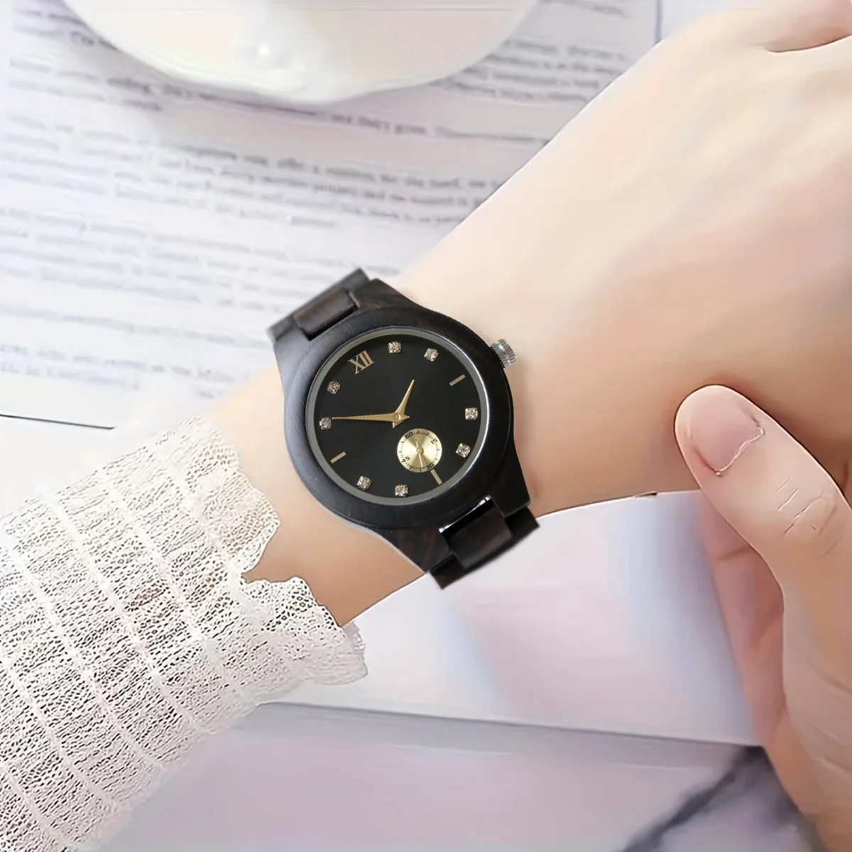 ساعة نسائية خشبية سوداء فاخرة جديدة بأرقام رومانية ذهبية وعلامات ماسية، نحت خشبي مستورد يدويًا بالكامل، تلميع، لنفسك والأقارب والأصدقاء، هدايا الحفلات، ساعات خشبية نسائية، ساعات كوارتز
