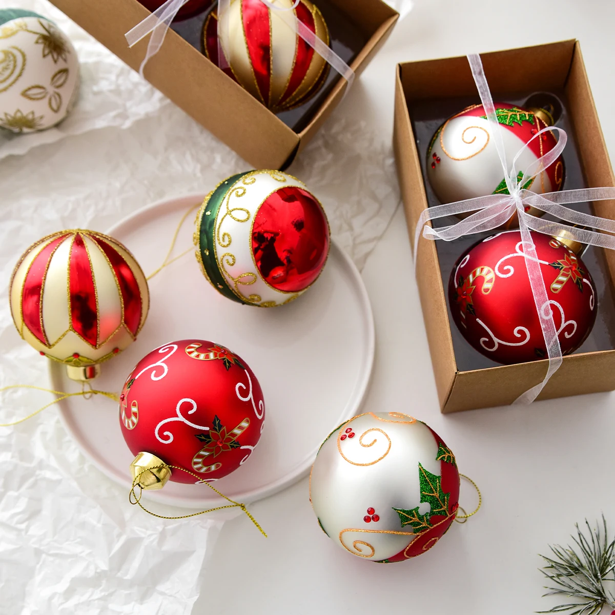 2 Weihnachtliche Glas-Dekorationskugeln, für Schaufenster-Dekoration, Christbaumschmuck und Weihnachtsfeiertagsdekorationen.