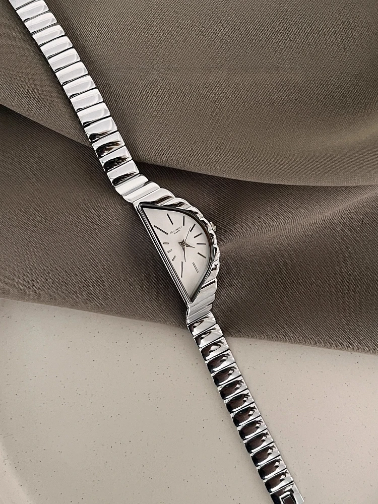 Women's Quartz Watch Golden Half Moon Plate Antique Fashion Niche Unique Design Ladies Watches Luxury