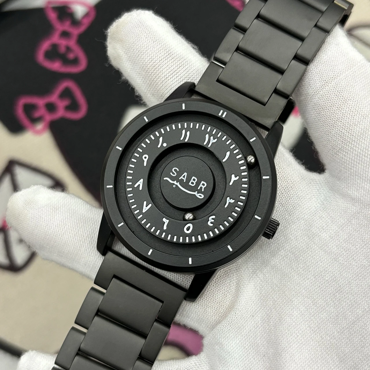 

Мужские кварцевые часы Sabr из нержавеющей стали с арабскими цифрами и магнитными бусинами, стрелки с градуировкой, беззеркальные на заказ