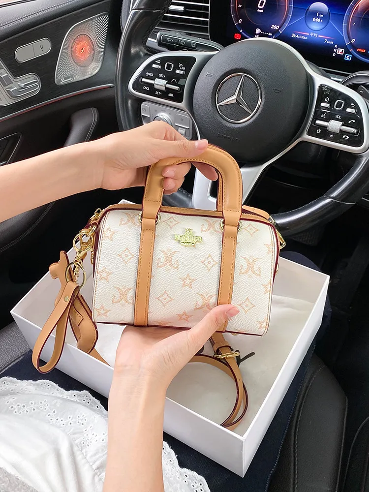 

Винтажная и классическая квадратная сумка с красивым цветочным принтом и изящным кулоном, популярная и модная женская сумка Boston.