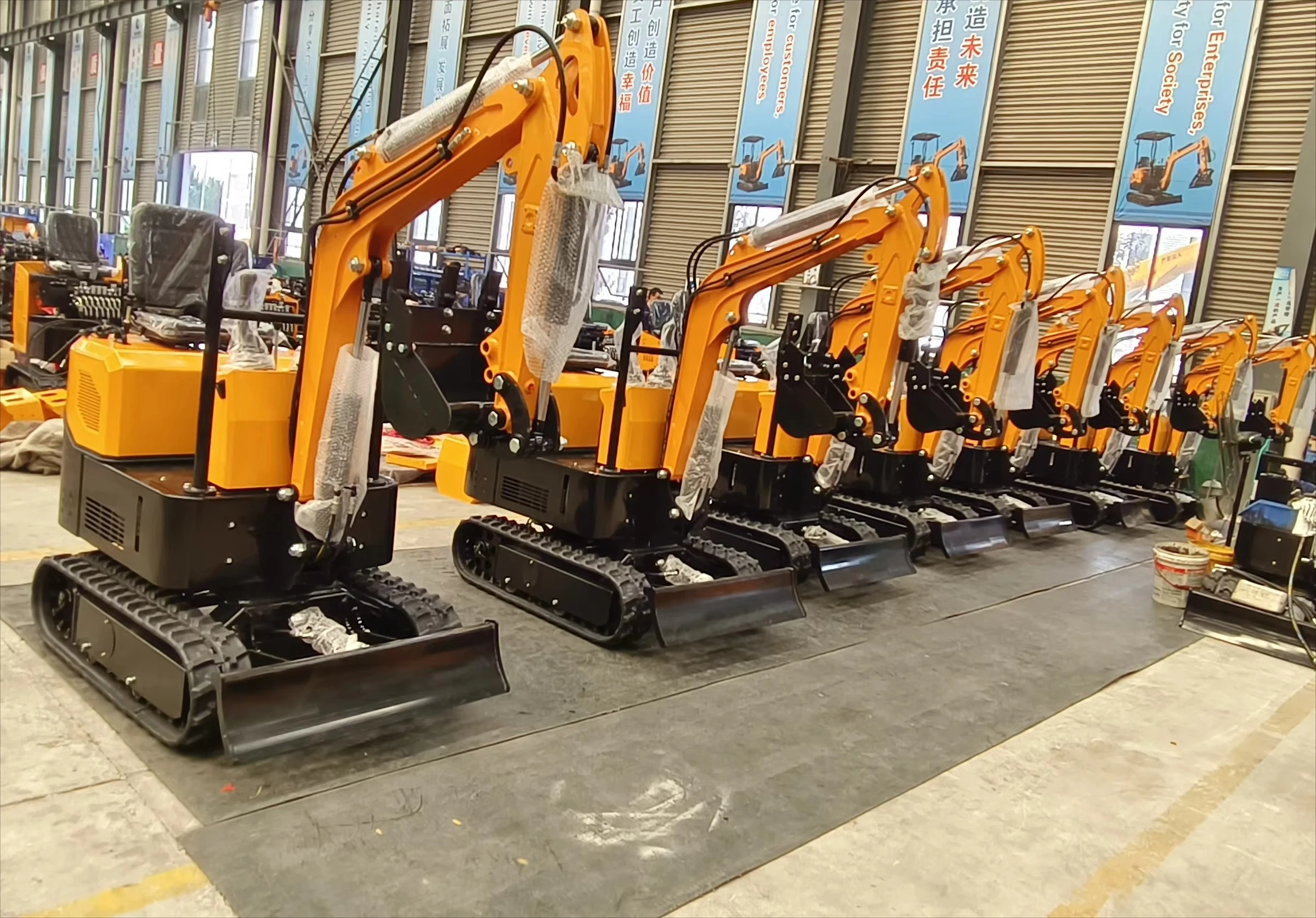 Czerwony Żółty Niebieski Czarny Kolory 1T 1.2T 1.8T 2T Hydrauliczna mała koparka Bagger Mini gąsienicowa koparka wysokoprężna z bezpłatnym łyżką