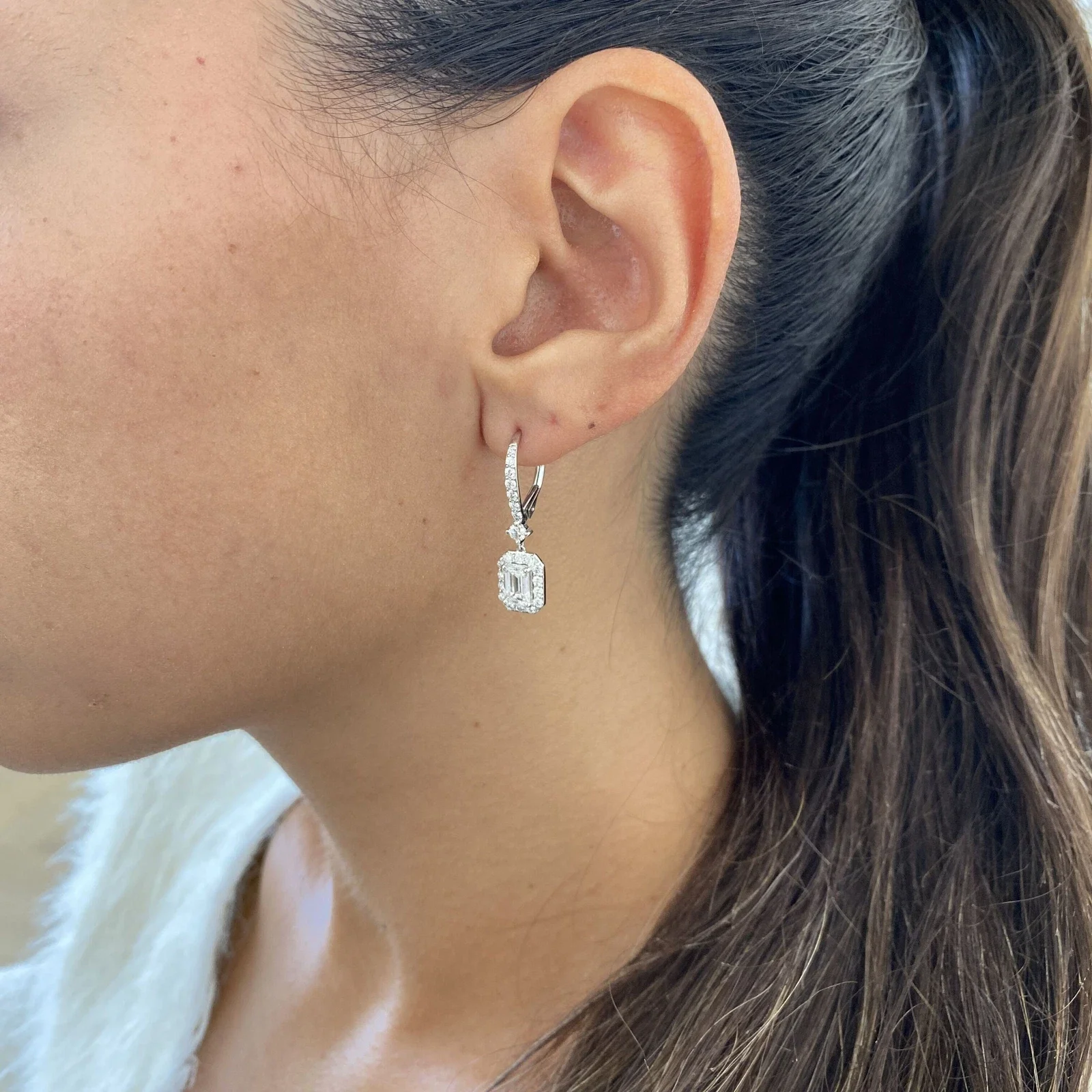Luxuriöse PT950 Hängeohrringe, rund & 1 Karat Smaragdschliff, 2,4 Karat Gesamtgewicht, CVD HPHT Laborgezüchteter Diamant, DEF VS-VVS, IGI-zertifiziertes Edeljuwel – Detail 8