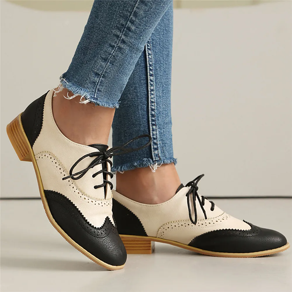 Nuovo 2025 Donna Primavera Nuove scarpe basse Donna Oxford Colori misti Lace Up Scarpe brogue da donna Designer Casual Pu Oxford in pelle