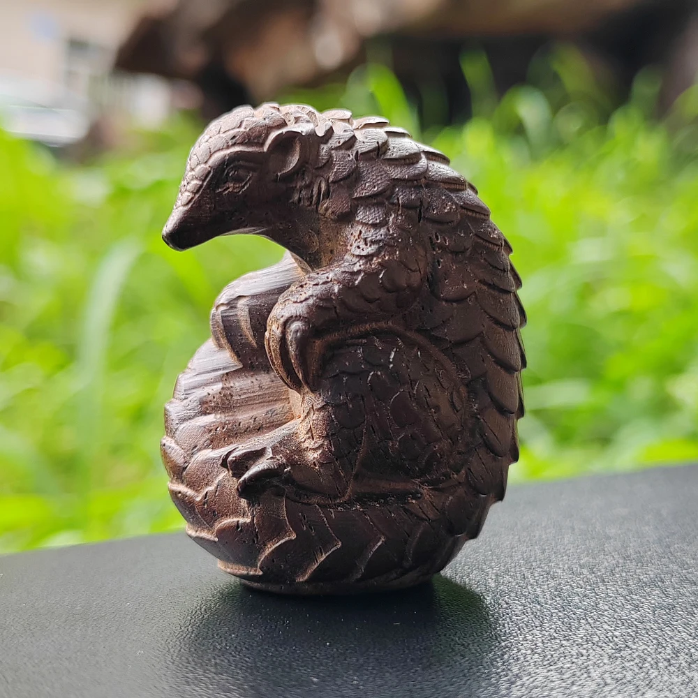 1.8 Inch Hand-Carved Wooden Pangolin Figurine Ornament, Natural Style, Suitable for Christmas Decorations, Men's Gifts, Housewarming Gifts, Indoor Decorations, Living Room, Office, Back-To-School Season Gifts