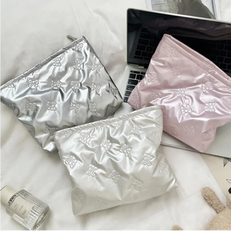 Fashionable Artistic Cosmetic Bag Pouch for Women Handheld Clutch Portable Travel Organizer Daily Use Makeup Organizer Small Dig