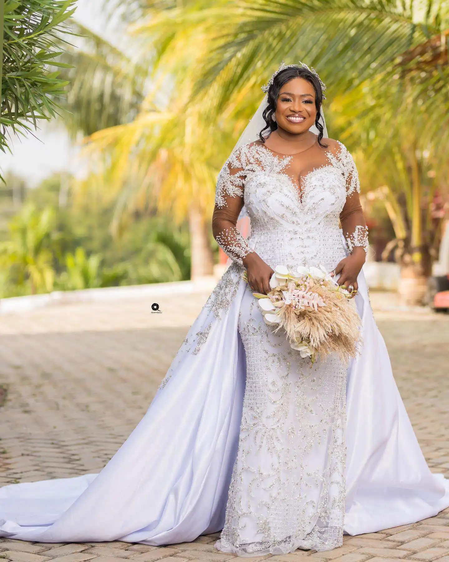 Customized Elegant Long Sleeve Mermaid Wedding Dress with Beaded Lace Detailing Detachable Train