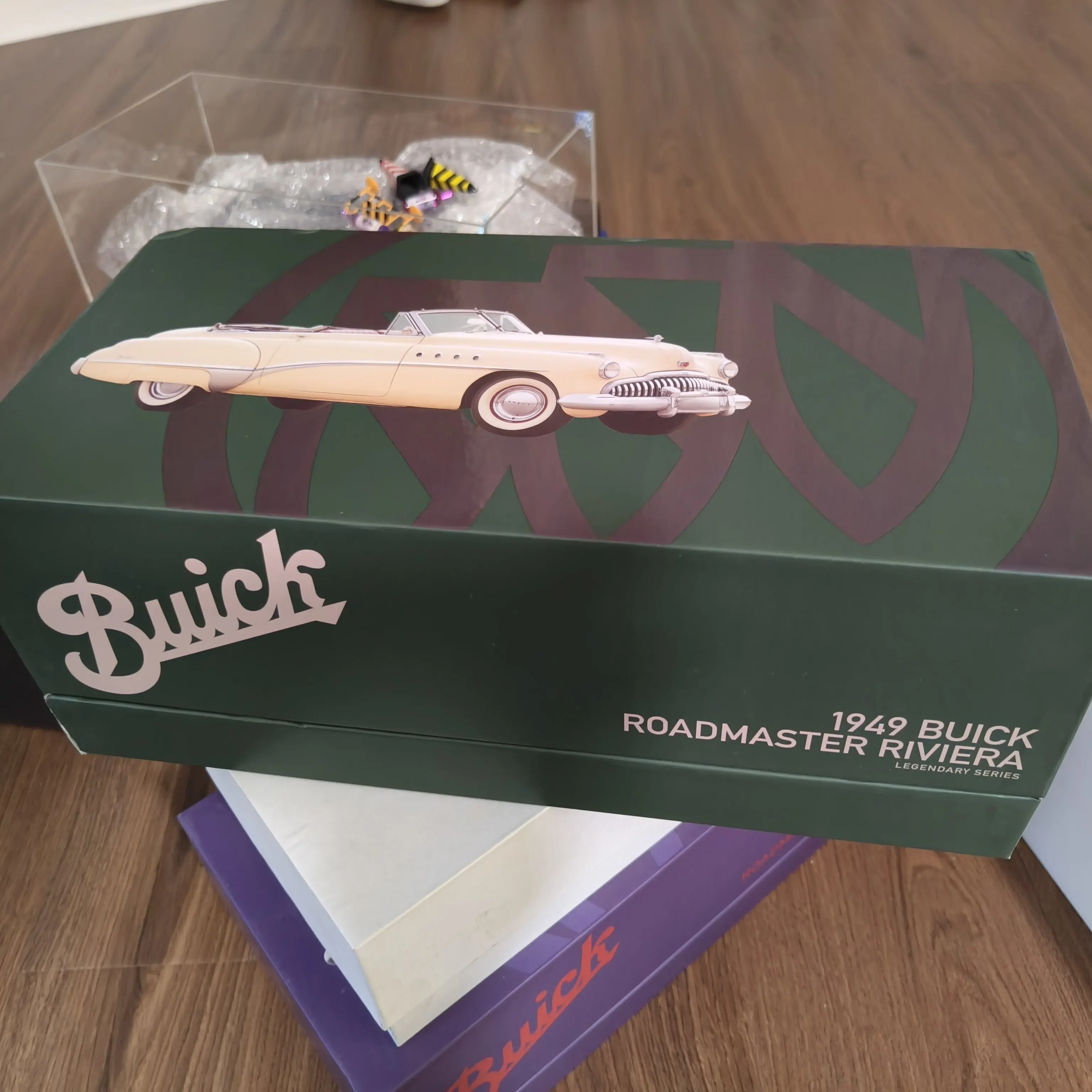 Diecast 1:18 Scale Buick Classic 1949 Roadmaster Convertible Alloy Car Model view 6