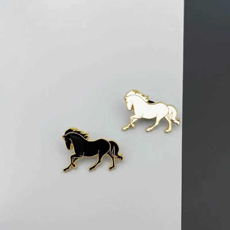 1 قطعة بروش الحصان الرائع للنساء الرجال الحصان الداكن الحصان الأبيض لطيف الحيوان سبيكة بروش الكرتون الحيوان الملحقات