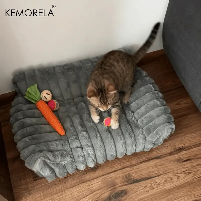 سرير أريكة مخطط للقطط من KEMORELA قطعة واحدة من البوليستر الناعم سرير قابل للتنفس مناسب لجميع الفصول للقطط الصغيرة والمتوسطة - 4