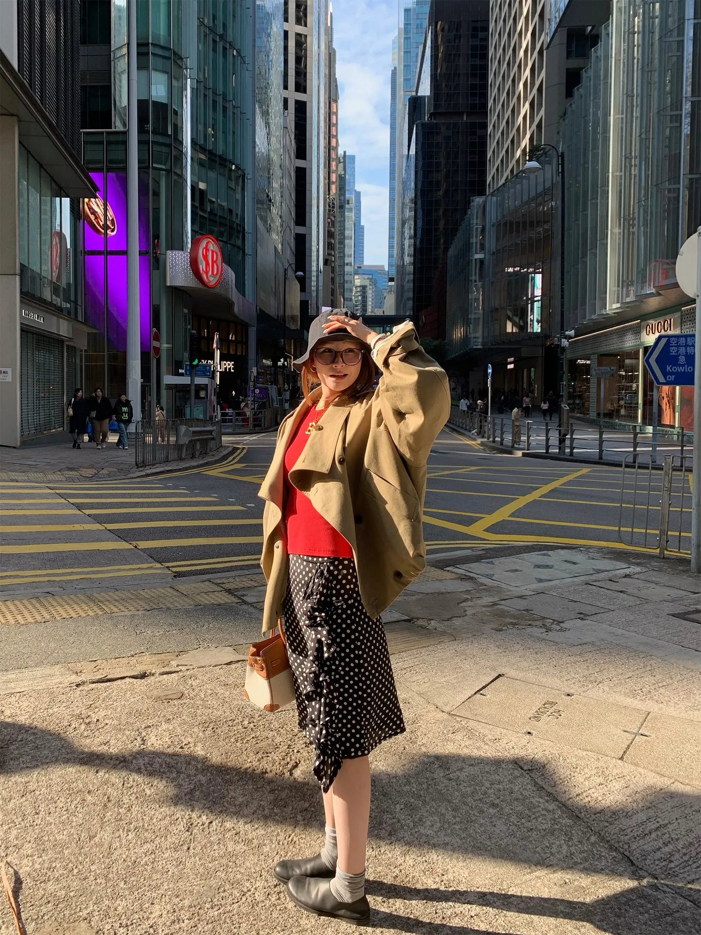 

Юбка миди Bluetique в горошек с асимметричным подолом, H-образный силуэт, приталенная, женская, со средней талией, из регенерированного целлюлозного волокна