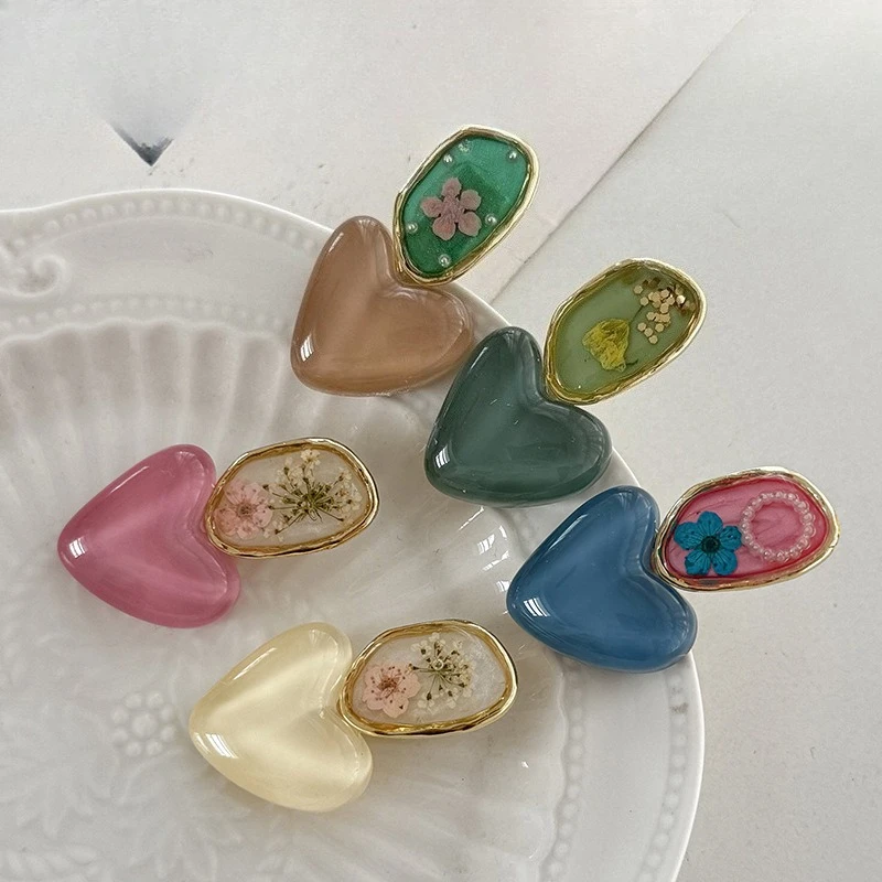 

2pcs Playful Heart-Shaped Hair Clips Women Dried Floral Accents Trendy Elegant Accessory Stylish Headwear For Girls Daily Looks