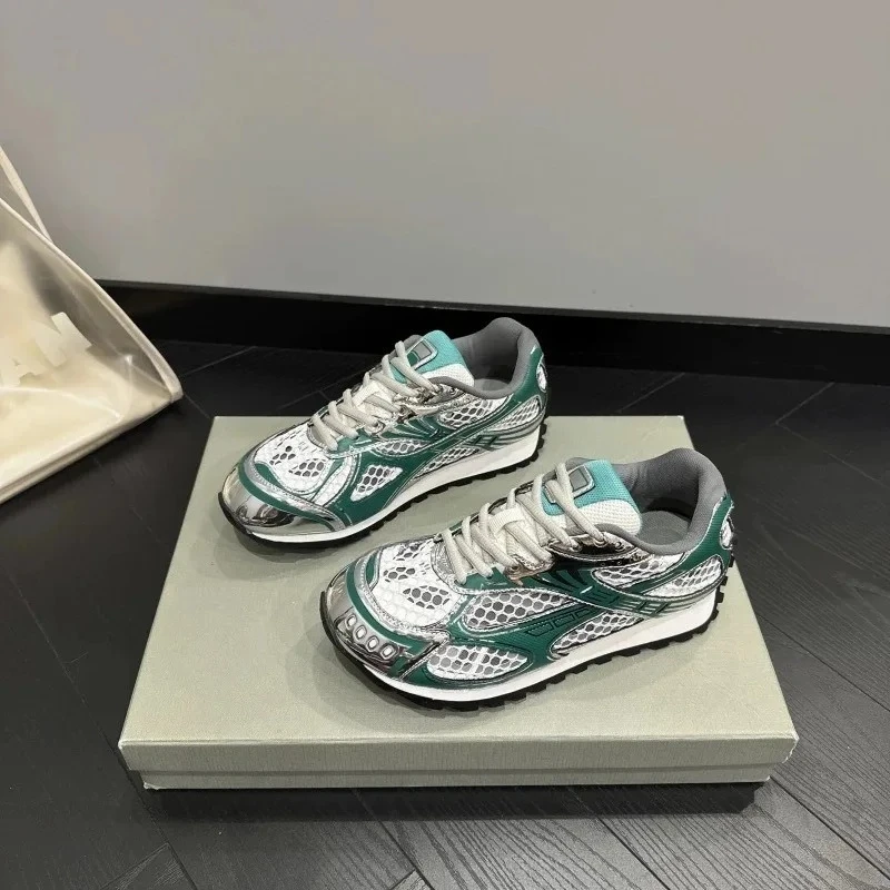 Modellen van trendy hardloopschoenen, comfortabele en lichte sportschoenen voor heren en dames