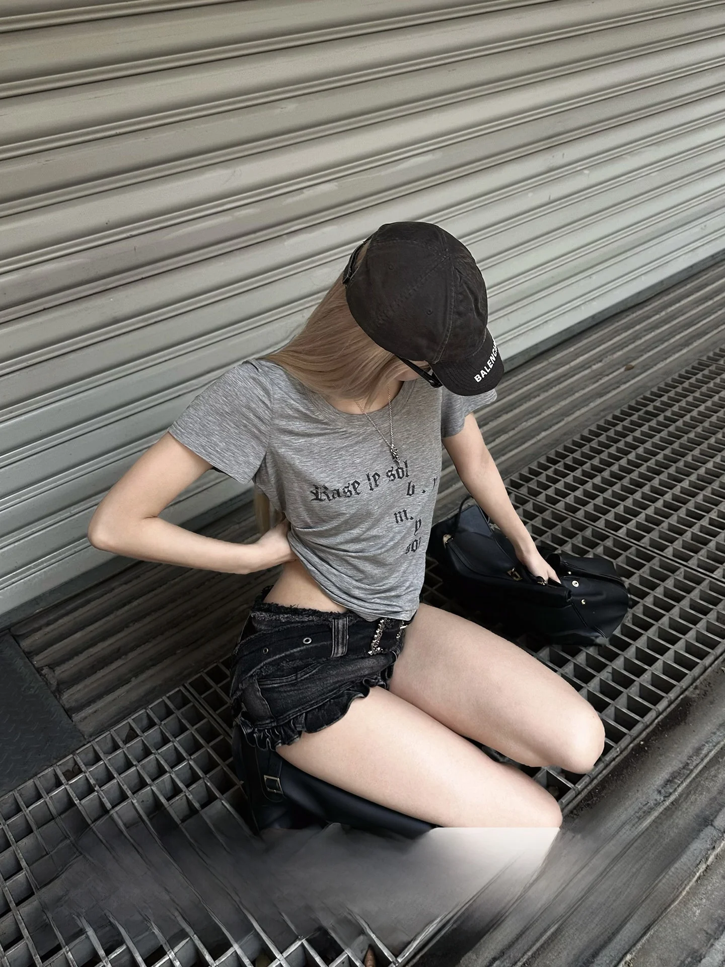 

Rase Le Sol Misty Shadow Grey Letter Print American Style Short Sleeve T-Shirt Loose Fit Casual round Neck Top for Women