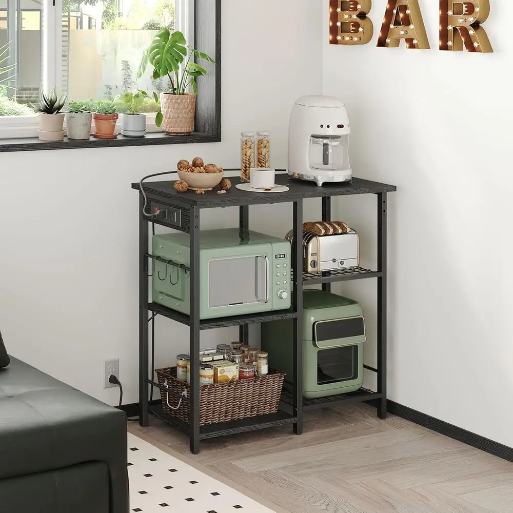 حل تخزين المطبخ: رف خباز معدني أسود مع مخرج طاقة وحامل ميكروويف ورف قابل للتعديل وبار القهوة ورف الأواني