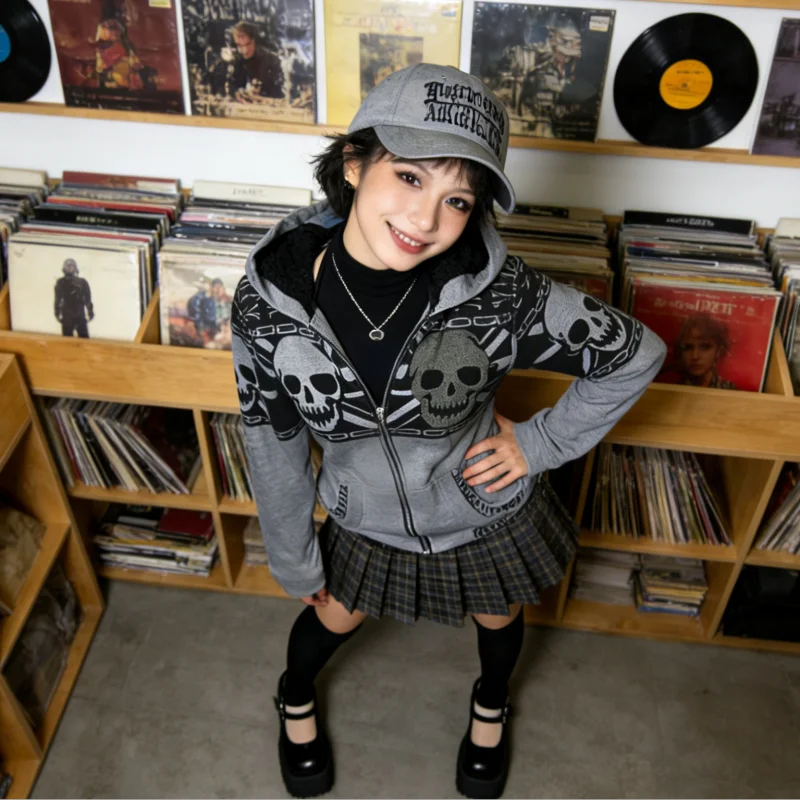 

Темный худи с принтом черепа и капюшоном для женщин в дерзком стиле. Кардиган на молнии с уникальным небольшим декоративным элементом.