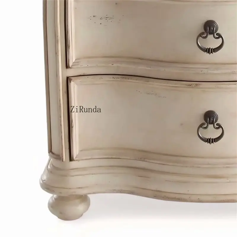 أثاث غرفة نوم حديث وبسيط من الخشب الصلب بجانب السرير مناسب لمنزل الفندق