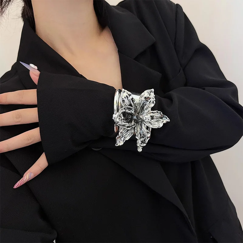 Charming Iris Flower Jewelry Accessory for Women, Stylish Bracelet, Artistic Floral Design, Perfect Female Fashion Jewelry