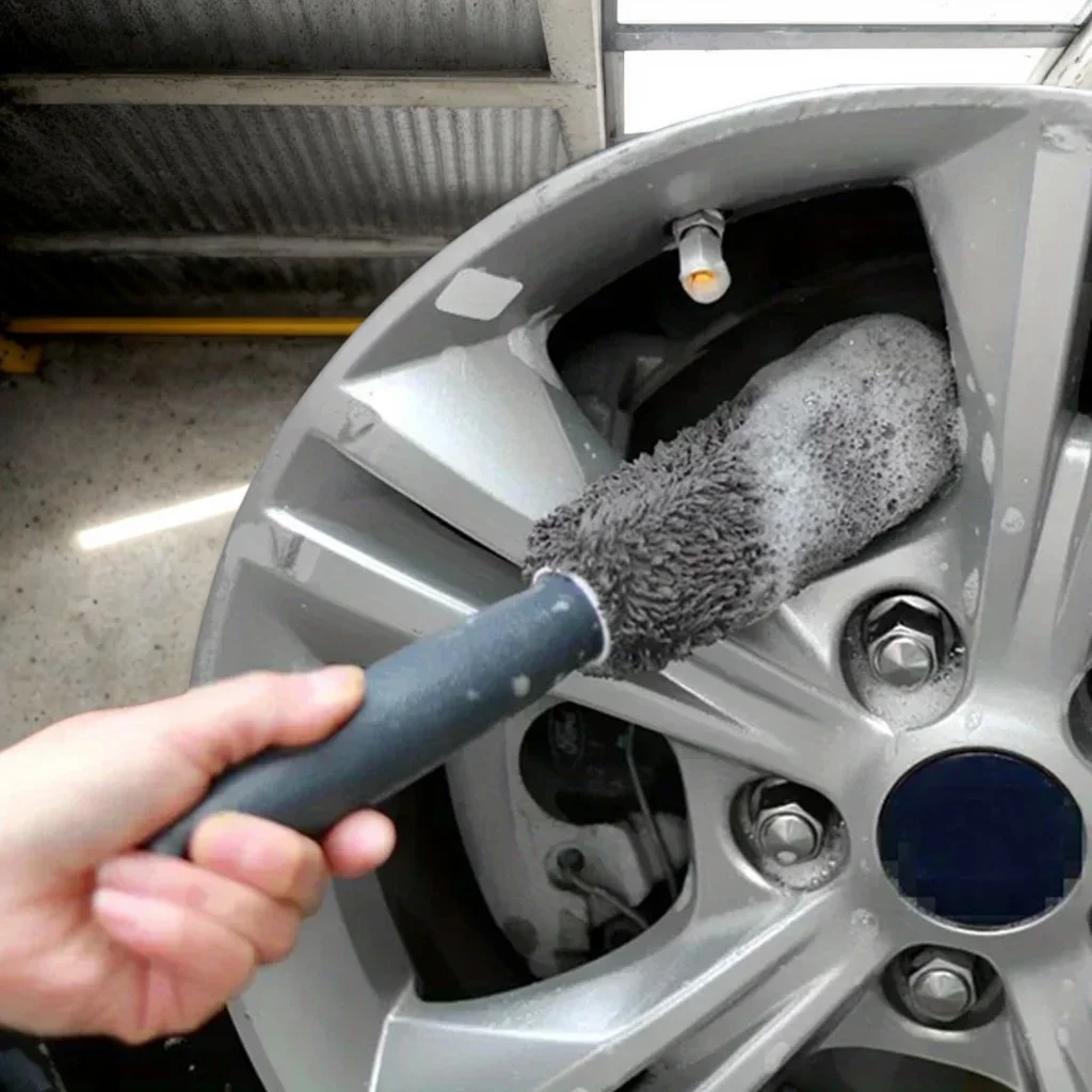 فرشاة حافة إطارات محور السيارة - أداة تنظيف العجلات بمقبض بلاستيكي (قطعة واحدة)