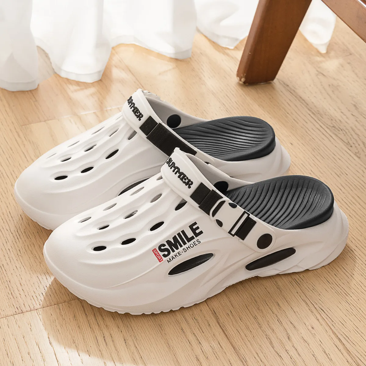 Ein Paar neue Clogs für Herren, sommerliche, verschleißfeste, rutschfeste Sport-Strandschuhe für Oberbekleidung, bequeme Herrenschuhe