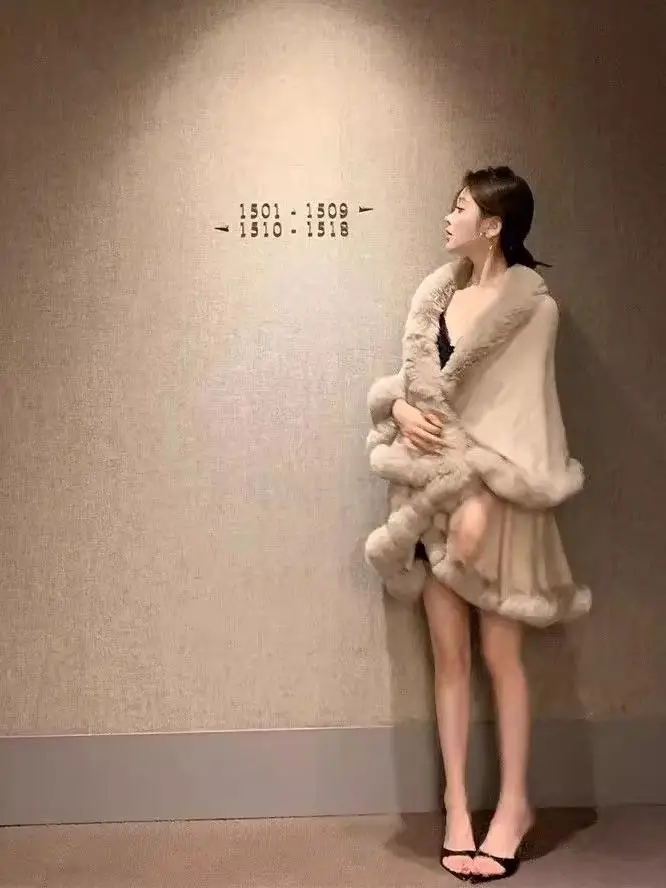 

Romantic Retro Style Autumn Winter Shawl Coat Elegant Hong Kong Flavor Fur Trim Warmth Outerwear for Women