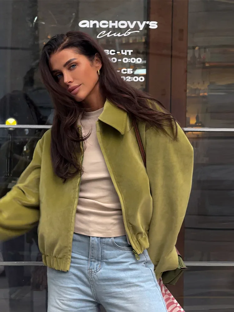 เสื้อแจ็คเก็ตแฟชั่นผู้หญิงสไตล์สตรีท ฤดูใบไม้ร่วง/ฤดูหนาว 2025 แจ็คเก็ตหนังกลับสั้นสไตล์เรโทร แจ็คเก็ตคอปกสีเขียว แขนยาว มีกระเป๋า ซิป