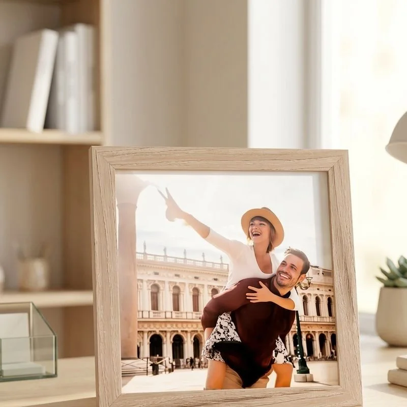 Rechteckiger Fotorahmen aus hellem Holz | Natürliches Korn | Reisepass-Druck „Venedig“ | Tischplatten-Wanddisplay – Detail 4