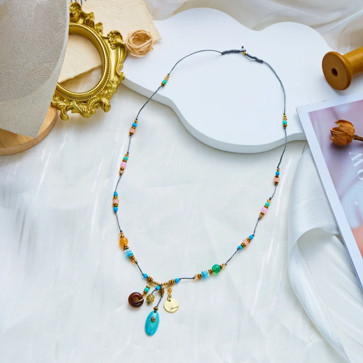 Vintage Bohemian Blaue Naturstein-Oval-Anhänger-Halskette für Frauen und Männer, Bunte Acrylperlen-Seilkette, Ethnischer Schmuck – Detail 25