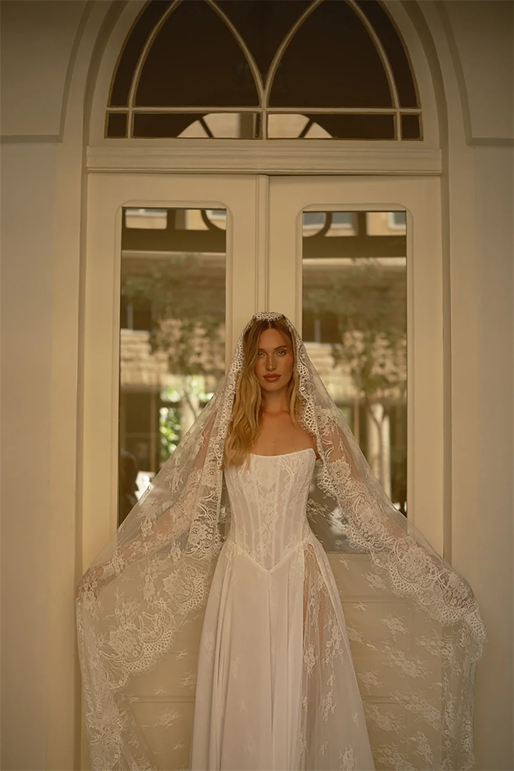 Suknia ślubna bez ramiączek z koronki w kolorze ecru, z wysokim rozcięciem z boku, trenem typu sweep, zapinana na zamek z tyłu, na specjalną zamówienie z Kiotu, vestidos de noiva, formalna suknia wieczorowa 2025