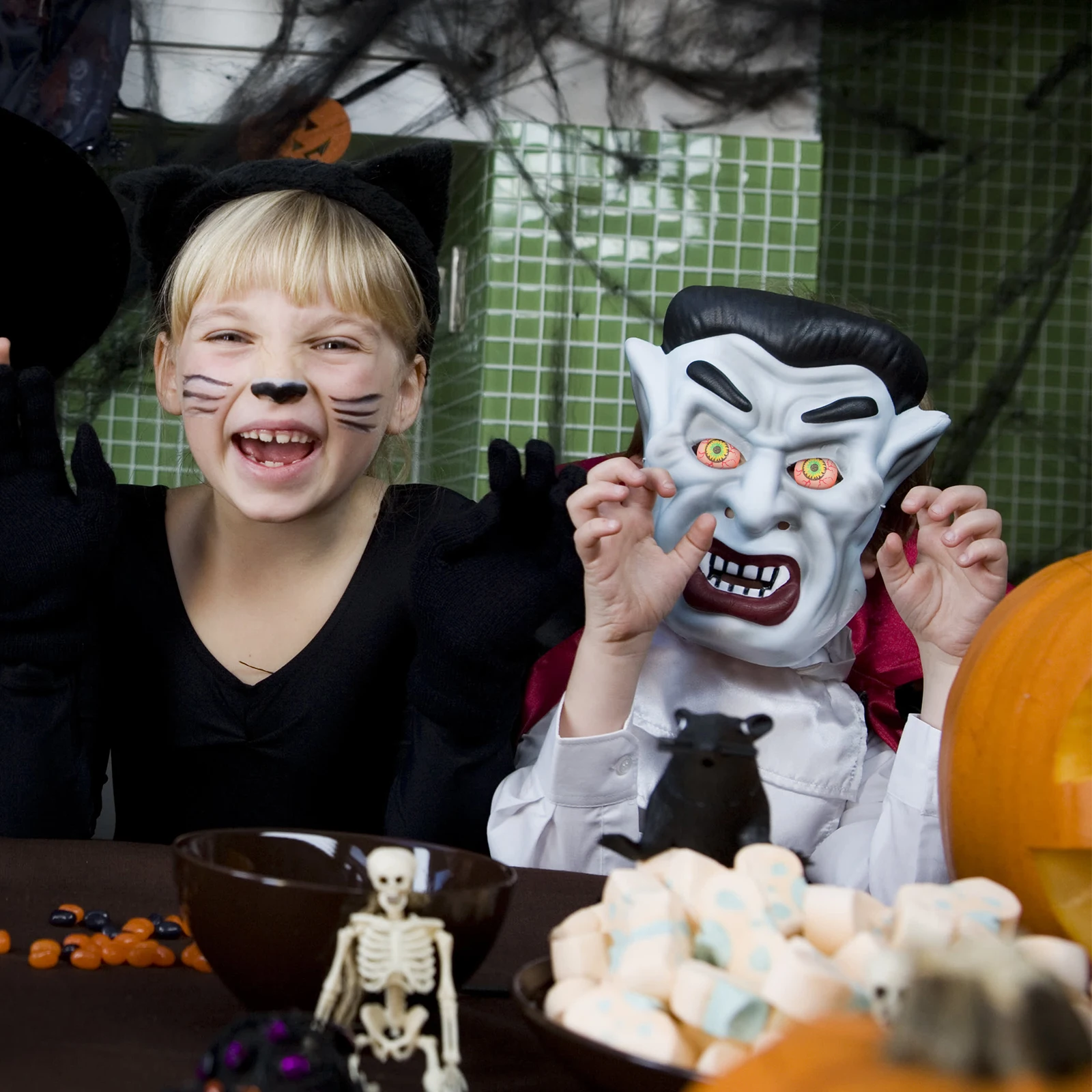 

10Pcs Bouncy Glow in The Dark Eyeballs Halloween Party Supplies Scary Decorations Trick Or Treat Favor Balls Halloween