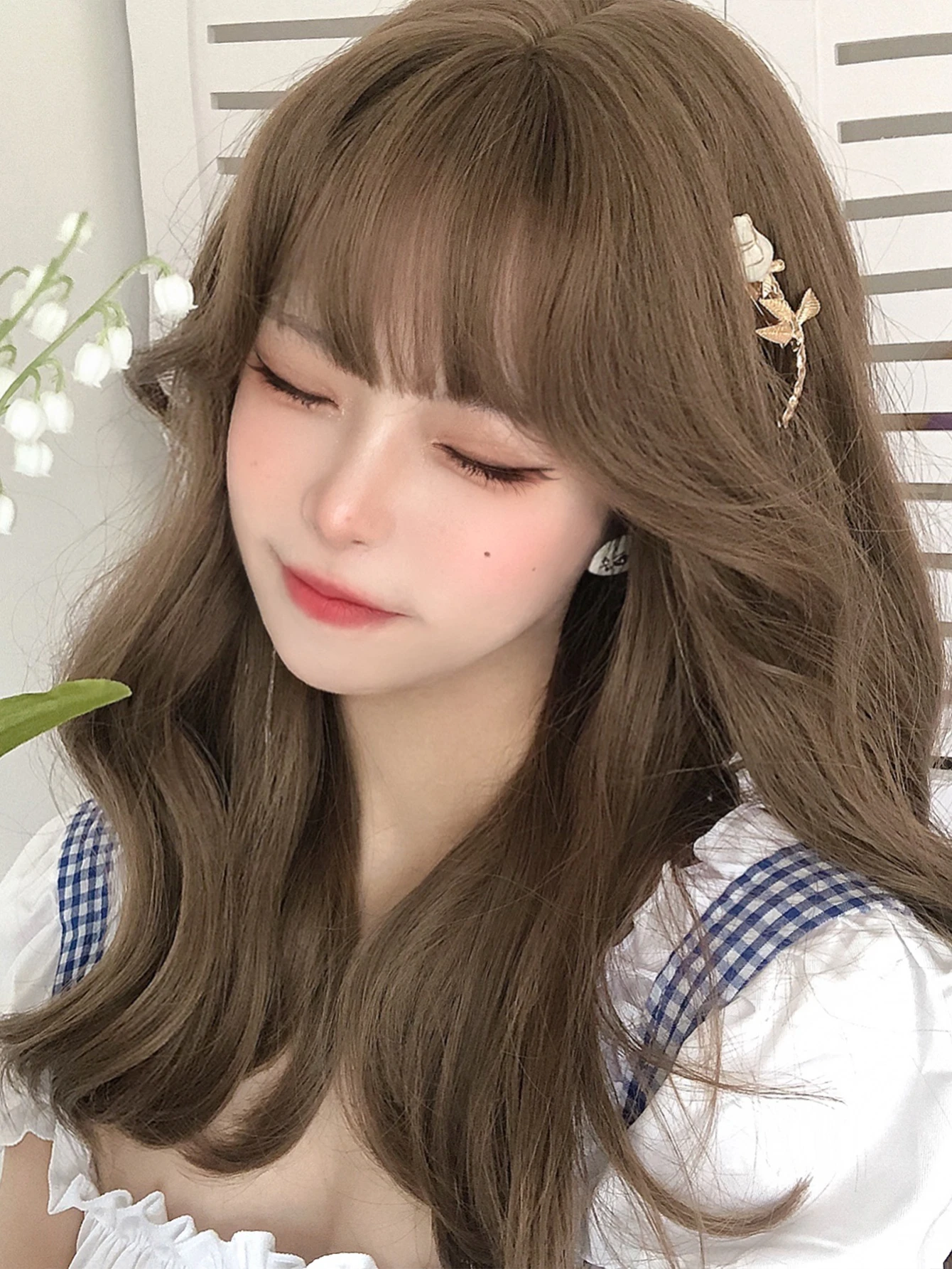 Wig sintetik Lolita coklat madu 20 inci dengan poni Wig rambut berombak panjang alami untuk wanita penggunaan sehari-hari Cosplay tarik tahan panas