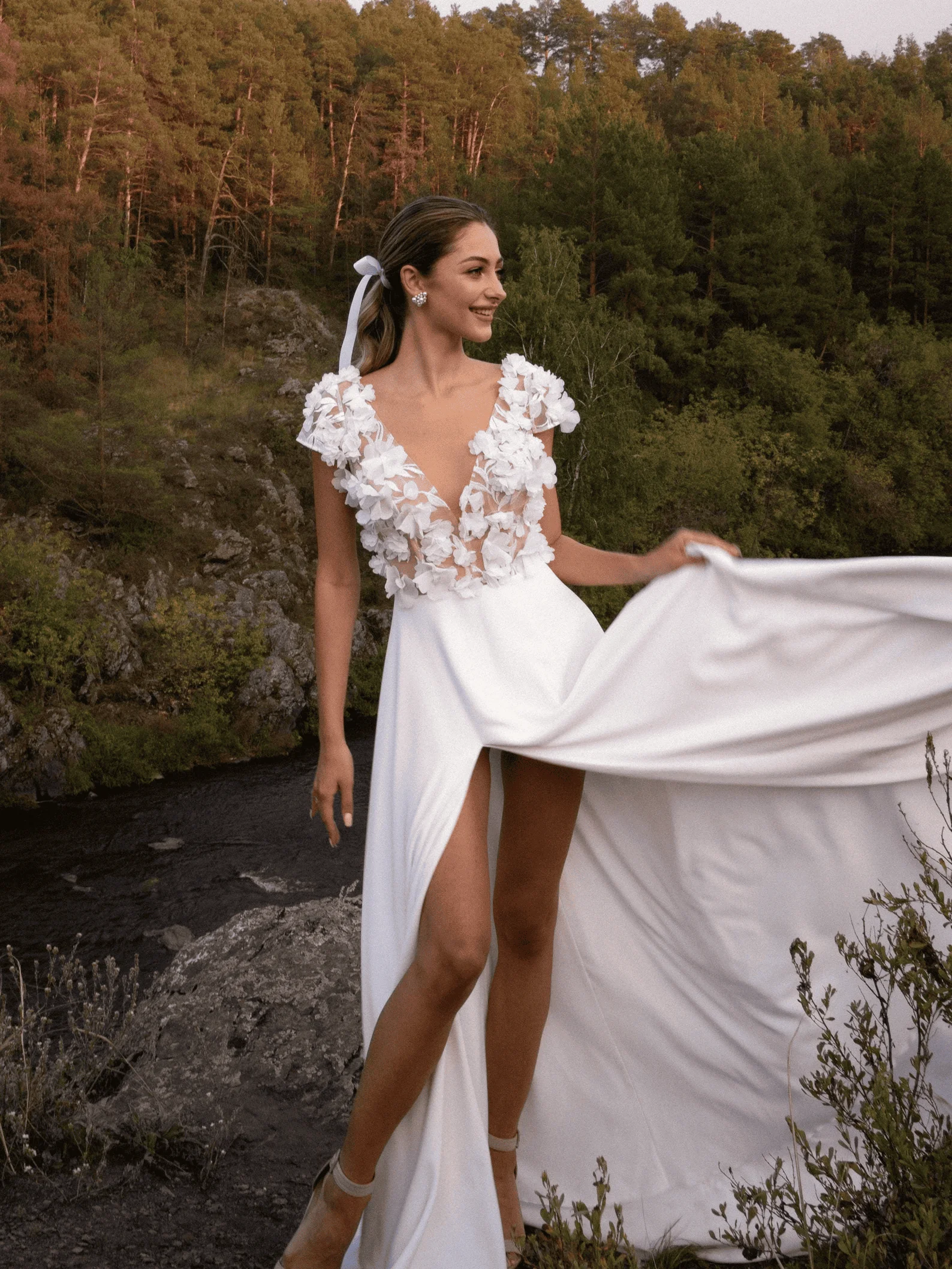 

Customized 2025 Women's Rural Beach Wedding Dress 3D Lace Decal Deep V-neck Wedding Dress Long Train Style Bareback Strap Design