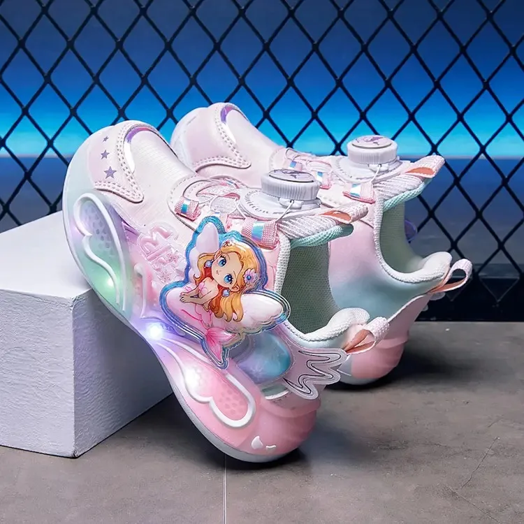 

В 2026 году самые продаваемые милые детские туфли для девочек: светящиеся спортивные и кожаные кроссовки.