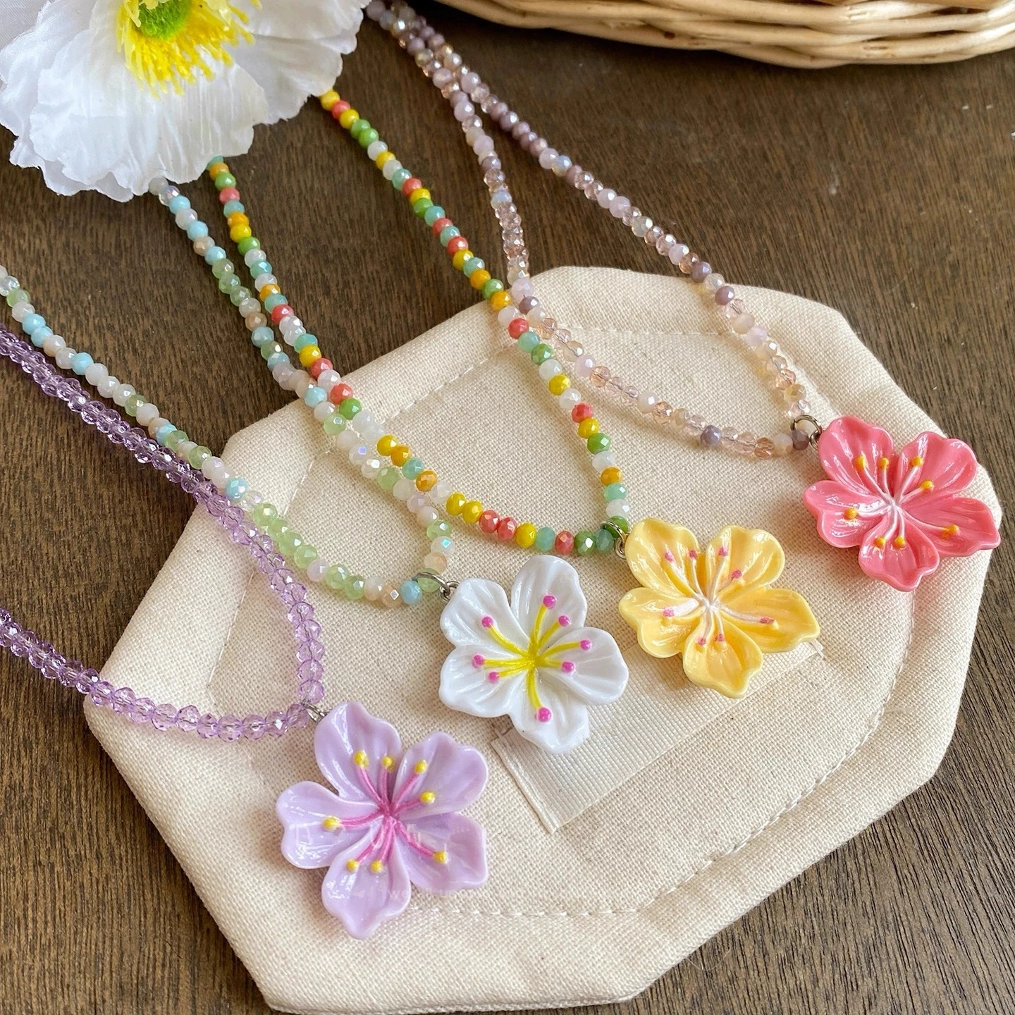 Trendige Bunte Blumenanhänger-Perlen-Choker-Halskette für Damen 2026 – Neue Ästhetische Charm-Halsketten-Accessoires und Dekorationen